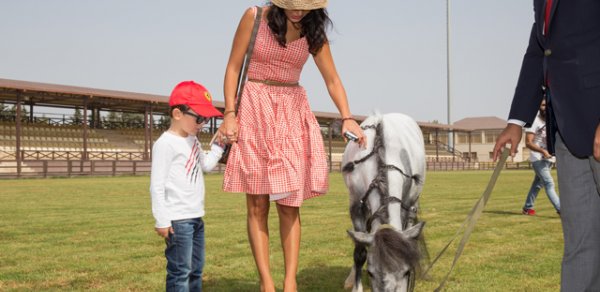 Ülviyyə Mahmudova oğlu ilə birgə at yarışında- FOTOLAR