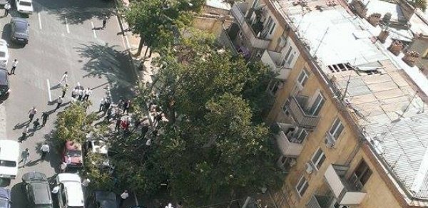 Bakıda külək ağacı maşınların üstünə aşırdı - FOTOLAR