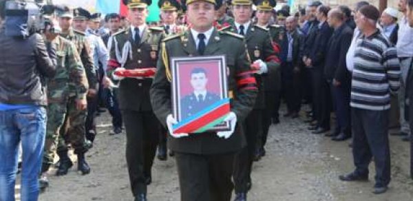Zabit şəhidin dayısı icra hakiminə etirazını bildirdi - VİDEO