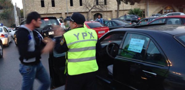Sürücü yol polisini döydü - Azərbaycanda