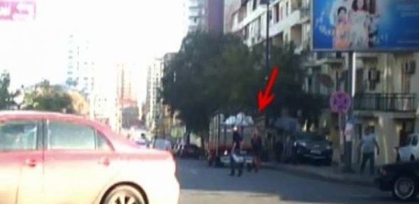 Bakıda maşının piyadanı vurduğu an -  VİDEO 