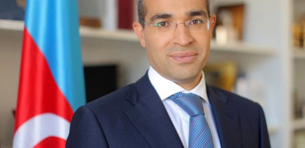 Mikayıl Cabbarov müəllimləri təbrik etdi
