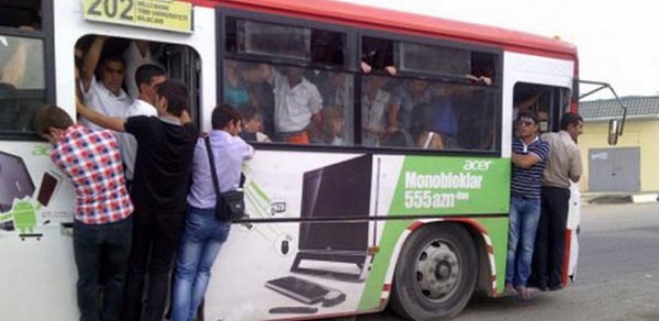 Avtobus sürücüsünə gələn qəfil zəng sərnişinləri yarı yolda qoydu