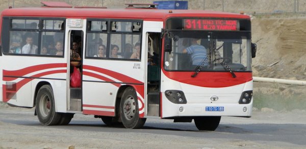 Bakıda sərnişin hərəkətdə olan avtobusdan yıxıldı
