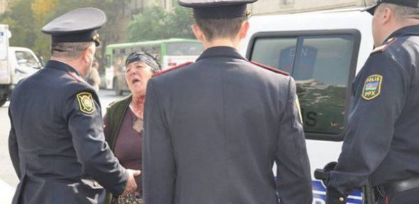Bakının mərkəzində qadın boğazını kəsdi - FOTO