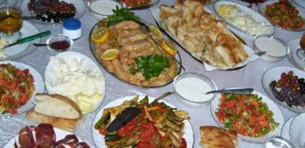 Azərbaycanda ilk dəfə: Rüşvət verib ehsan süfrəsi açdılar