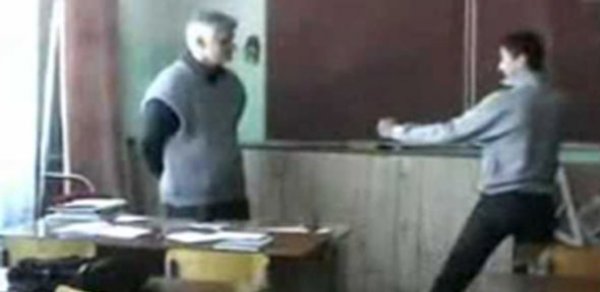 Bakıda müəllim şagirdi döydü - VİDEO