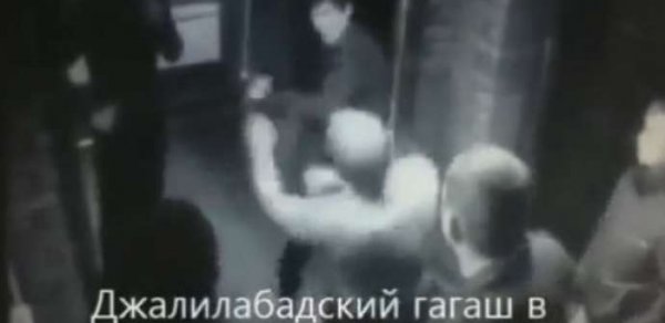 Azərbaycanlı gənc gecə klubunda rusları təkbaşına belə döydü - VİDEO
