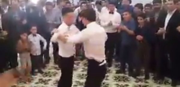 Bakıda bəy öz toyunda belə güləşdi - VİDEO