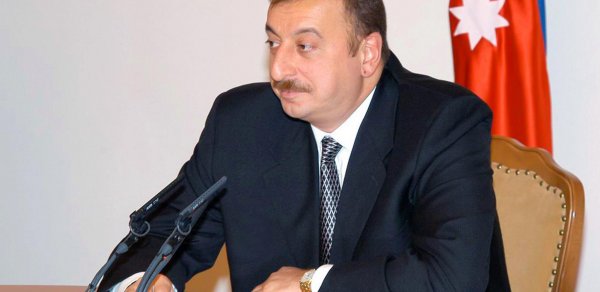 İlham Əliyev macar həmkarını təbrik etdi