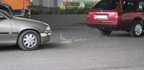 Cavid Qurbanovun Ziya Bünyadov prospektində çəkdirtdiyi yol dağılır – FOTOLAR