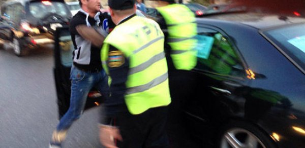 Yol polisi ilə sürücünün əlbəyaxa – Videosu