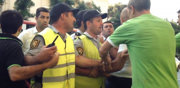 Bakıda polislərə hücum edildi – Kütləvi dava