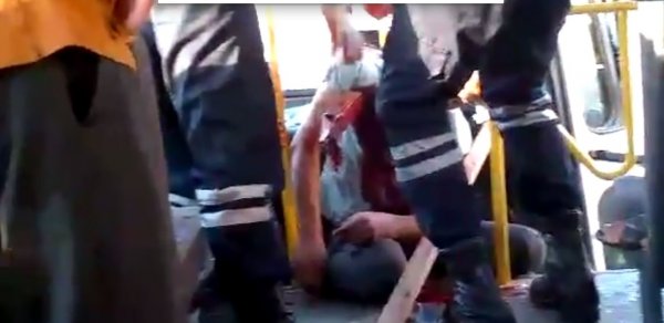 Bakıda avtobus qəzasında oğlanın bədəninə mil girdi - VİDEO
