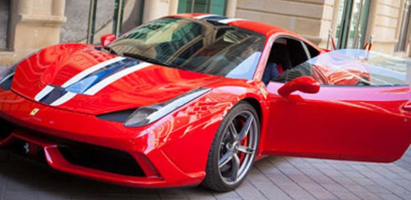 Bakıda avtomobil “Ferrari”nin binasına çırpıldı – FOTO