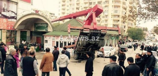 Yasamalda kran belə aşdı: Fəhlə yerə çırpıldı - FOTO