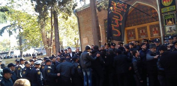 Gəncədə dindarlarla polislər arasında qarşıdurma