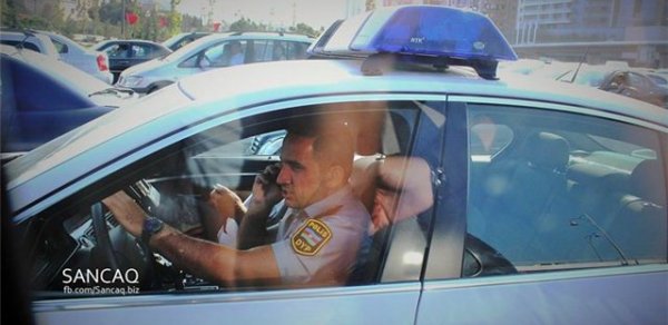 Yol polisinin mobil telefonla danışmasına reaksiya - FOTO