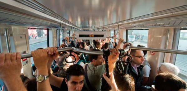 Bakı metrosunda sərnişinlərin əsəbləri tab gəlmədi