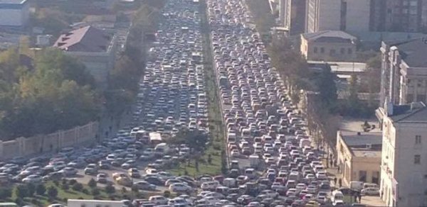Bakının mərkəzi küçə və prospektlərində tıxac müşahidə olunur
