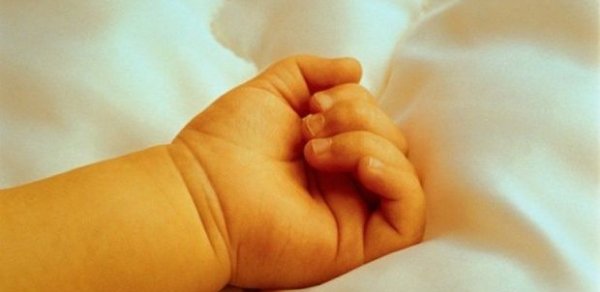 "Körpənin boğazında qaşıq qaldı"–  Bakıda faciə