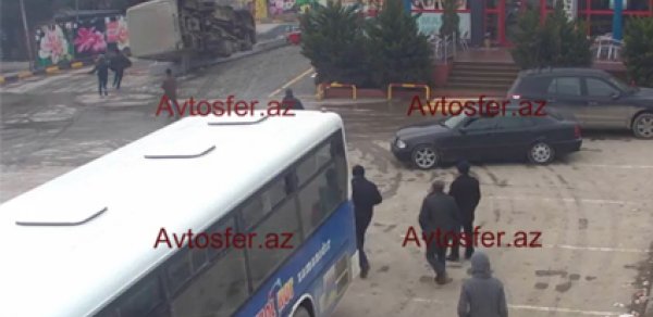 Bakıda avtobus insanlara şok yaşatdı - VİDEO