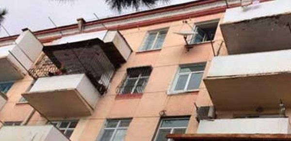 Bakıda pəncərə silən kişi 4-cü mərtəbədən yıxıldı