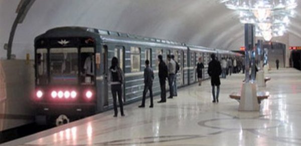 Metroda problem: Sərnişinlər qatardan çıxarıldı