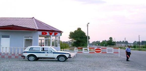 Azərbaycanda sürücü polisin boğazını postda kəsdi