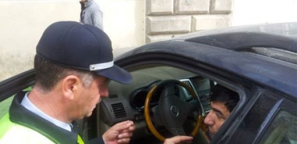 Bakıda avtoxuliqan polisi küçə ilə sürüdü