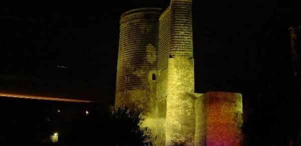 Bakıda kişi özünü Qız Qalasından atdı