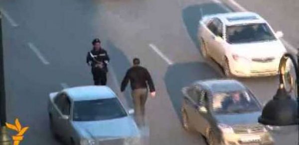 Yol polisi “avtoş”dan rüşvət alarkən həbs olundu