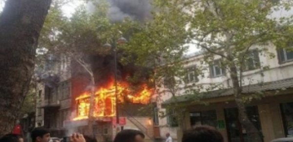Bakıda bank binası yanır