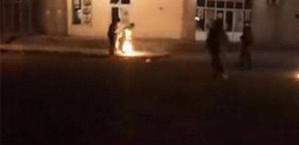 Azərbaycanda yol polisini belə yandırdılar - Şok Video