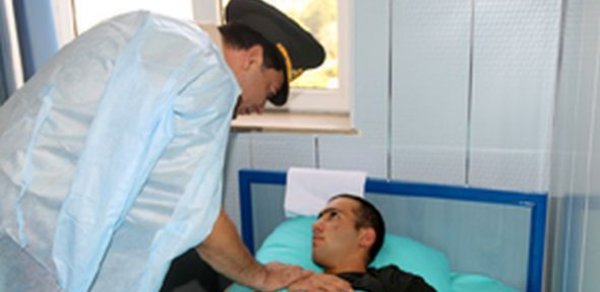 Ordu rəhbərliyi müalicə alan əsgərə baş çəkdi