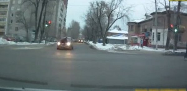 Sürücü yol polisini kapotda sürüdü -  VİDEO 