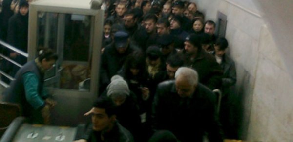 Bakı metrosunda gərgin anlar –  VİDEO 