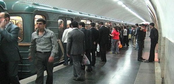 Bakı metrosunda qadınla kişinin davası -  VİDEO 