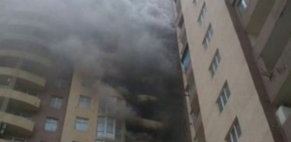 Bakıda hündürmərtəbəli binada yanğın olub