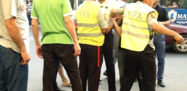 Bakıda polislə qadın arasında dava –  VİDEO 
