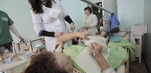 Gəlin keçmiş qayınanasının üzünə kimyəvi maddə tökdü –  Azərbaycanda 