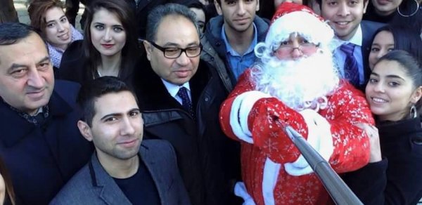 Abel Məhərrəmov şaxta baba ilə selfie çəkdirdi – FOTO
