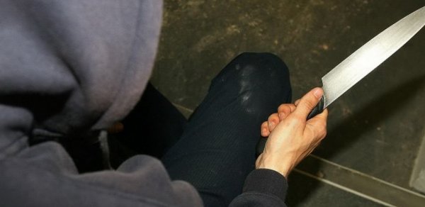 Bakıda küçənin ortasında bıçaqlanma