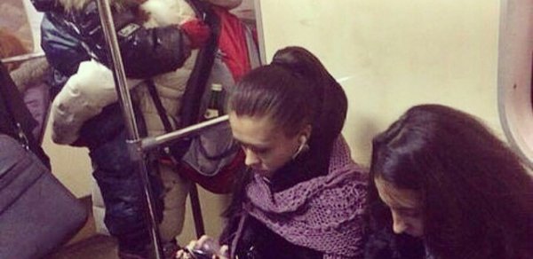 Hər kəs bu qızların Bakı metrosundakı hərəkətindən danışır -FOTO