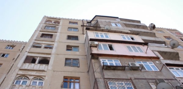 Bakıda 22 yaşlı oğlan 13-cü mərtəbədən yıxıldı