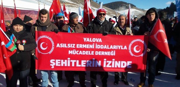 Sarıqamışda Azərbaycan bayrağı ilə yürüş