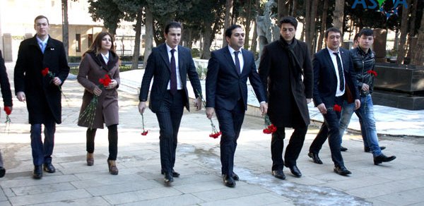 ASGA İdarə heyəti Fəxri xiyabanda Ulu Öndərin məzarını ziyarət edib