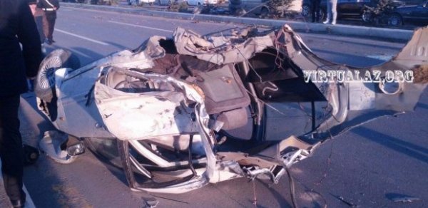 Bakıda maşın ikiyə bölündü: sürücü öldü – FOTOLAR