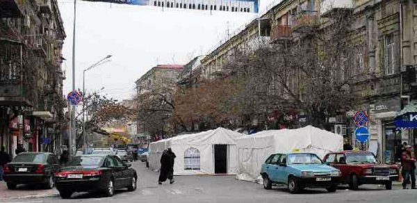 Ad gününə hazırlaşırdılar, yas çadırı qurdular