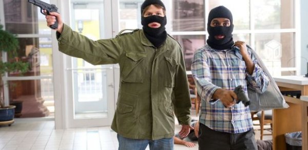 Bakıda dövlət binasına basqın edildi